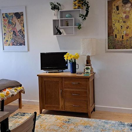 ניולין Modern Studio Apartment With Outstanding Views, Sleeps 2 מראה חיצוני תמונה